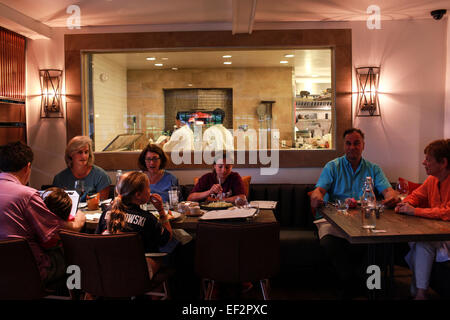 I clienti a pranzare in una ventina di un ristorante nel nord Salem, NY. Foto Stock