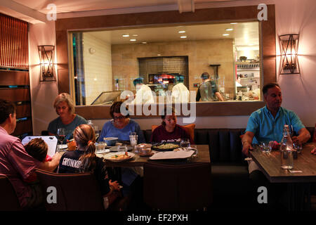 I clienti a pranzare in una ventina di un ristorante nel nord Salem, NY. Foto Stock