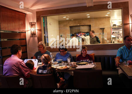 I clienti a pranzare in una ventina di un ristorante nel nord Salem, NY. Foto Stock