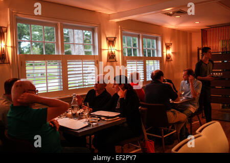 I clienti a pranzare in una ventina di un ristorante nel nord Salem, NY. Foto Stock