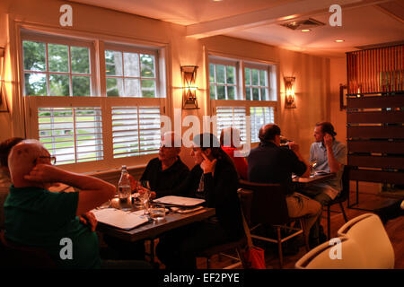 I clienti a pranzare in una ventina di un ristorante nel nord Salem, NY. Foto Stock