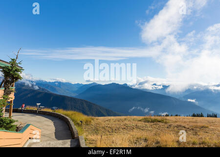 I turisti all'Hurricane Ridge Centro Visitatori nel Parco Nazionale di Olympic, Washington, Stati Uniti d'America Foto Stock