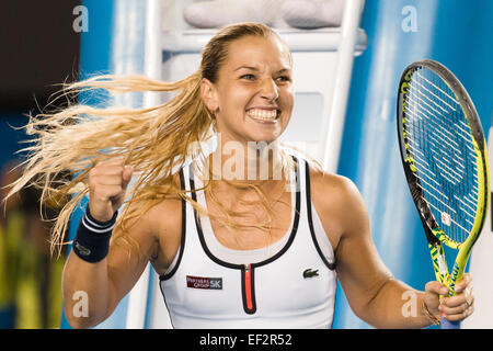 Melbourne, Australia. 26 gen, 2015. Undicesimo seme Dominika Cibulkova (SVK) celebra la sua vittoria in un quarto round match contro Victoria Azarenka (BLR) il giorno otto del 2015 Australian Open Grand Slam torneo di tennis a Melbourne Park a Melbourne, Australia. Sydney bassa/Cal Sport Media. Cibulkova ha vinto 6-2 3-6 6-3 Credito: csm/Alamy Live News Foto Stock