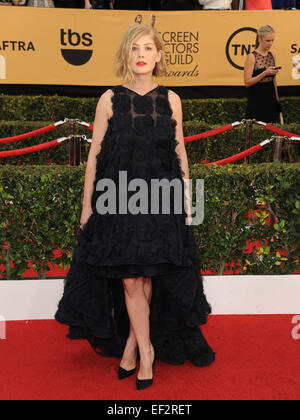 Los Angeles, California, USA. 25 gennaio, 2015. Rosamund Pike frequentando il TNT della ventunesima Annual Screen Actors Guild Awards - Gli arrivi presso lo Shrine Auditorium di Los Angeles, la California il 25 gennaio 2015. 2015 Credit: D. lunga/Globe foto/ZUMA filo/Alamy Live News Foto Stock