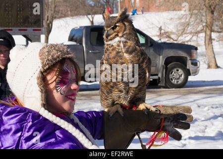 Grande Gufo cornuto siede sul braccio di una giovane ragazza presso il festival di inverno in Cannington Ontario Foto Stock