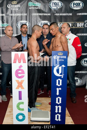 San Antonio, TX, Stati Uniti d'America. 25 gennaio, 2015. Rocky Juarez (sinistra) Robinson Castellanos (destra) pesare-in per il WBC Silver peso piuma titolo al Country Inn & Suites in San Antonio TX. © csm/Alamy Live News Foto Stock