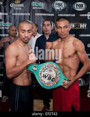 San Antonio, TX, Stati Uniti d'America. 25 gennaio, 2015. Rocky Juarez (sinistra) Robinson Castellanos (destra) pesare-in per il WBC Silver peso piuma titolo al Country Inn & Suites in San Antonio TX. © csm/Alamy Live News Foto Stock