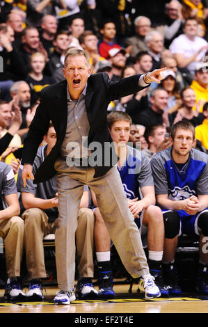 Wichita, Kansas, Stati Uniti d'America. 25 gennaio, 2015. Drake Bulldogs head coach Ray Giacoletti non era felice con il suo compagno di squadra come essi WSU trainato 19-36 a metà durante il NCAA pallacanestro tra il Drake Bulldogs e Wichita State Shockers a Charles Koch Arena di Wichita, Kansas. Kendall Shaw/CSM/Alamy Live News Foto Stock