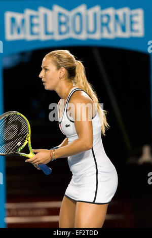 Melbourne, Australia. 26 gen, 2015. Undicesimo seme Dominika Cibulkova (SVK) in azione in un quarto round match contro Victoria Azarenka (BLR) il giorno otto del 2015 Australian Open Grand Slam torneo di tennis a Melbourne Park a Melbourne, Australia. Sydney bassa/Cal Sport Media. Cibulkova ha vinto 6-2 3-6 6-3 Credito: csm/Alamy Live News Foto Stock