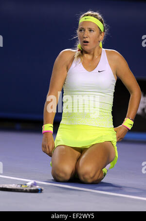 Melbourne, Australia. 26 gen, 2015. Victoria Azarenka della Bielorussia reagisce durante le donne singoli quarto round match contro Dominika Cibulkova della Slovacchia a Australian Open Tournament a Melbourne, Australia, Gennaio 26, 2015. Cibulkova ha vinto 2-1. Credito: Jin Linpeng/Xinhua/Alamy Live News Foto Stock