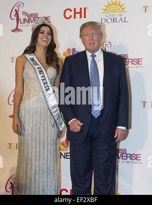 Doral, FL, Stati Uniti d'America. 25 gennaio, 2015. Miami, FL - 25 Gen: Miss Universo 2015, Paulina Vega e Donald Trump affrontare la folla dopo la 63a edizione annuale di Miss Universo Pageant tenutasi al Trump National Doral Miami su gennaio 25, 2015 a Miami, FL. Credito: Andrea, Patrono/ZUMA filo/Alamy Live News Foto Stock