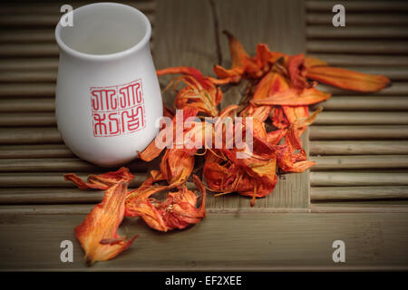 Bai ha hua Lily fiori di tè e ciotola bianco su un tè. Foto Stock