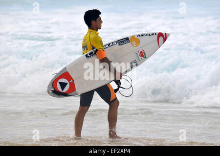 Il brasiliano pro-surfer, Gabriel Medina, si prepara per il suo calore al 2014 Pipemasters, Banzai Pipeline, Ehukai Beach Park, Nord S Foto Stock