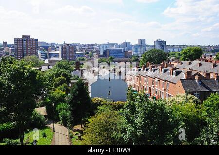 Vista in elevazione attraverso i tetti delle città, Nottingham, Nottinghamshire, Inghilterra, Regno Unito, Europa occidentale. Foto Stock