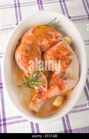 Materie le cosce di pollo in una teglia da forno Foto Stock