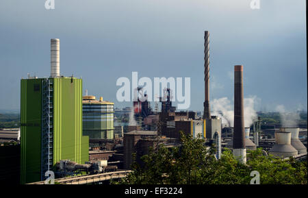 Vista da Alsumer Berg lookout, 70m alto dump, sul gas impianto di riscaldamento Hamborn (L) e la ThyssenKrupp acciaierie con forni in Duisburg-Bruckhausen, Renania settentrionale-Vestfalia. Foto dal 31 agosto 2014. Foto Stock