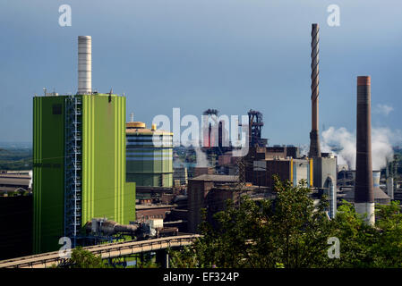 Vista da Alsumer Berg lookout, 70m alto dump, sul gas impianto di riscaldamento Hamborn (L) e la ThyssenKrupp acciaierie con forni in Duisburg-Bruckhausen, Renania settentrionale-Vestfalia. Foto dal 31 agosto 2014. Foto Stock