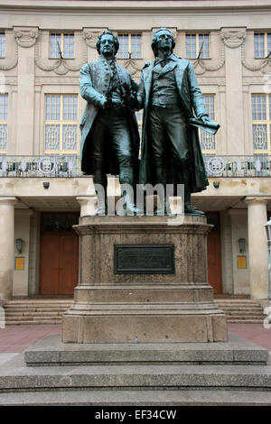 Il monumento Goethe-Schiller è un doppio bronzo statua del poeta tedesco Johann Wolfgang von Goethe e Friedrich von Schiller. Il 1857 inaugurata statua si trova di fronte al Teatro Nazionale sulla Piazza del Teatro di Weimar. Foto: Klaus Nowottnick Foto Stock