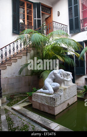 PALMA DE MALLORCA, Spagna - CIRCA NOVEMBRE 2011: Statua in Palma giardino presso la Casa Museu J Torrents Lladó. Foto Stock