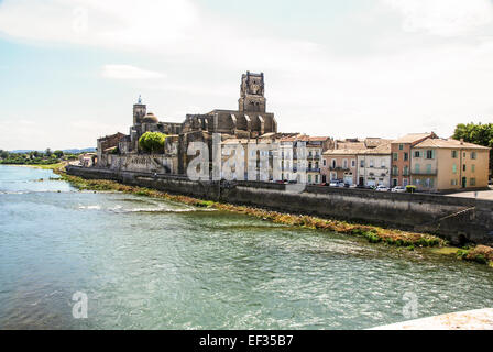 Pont-Saint-Esprit, Proence, Francia il fiume Rohne in primo piano Foto Stock