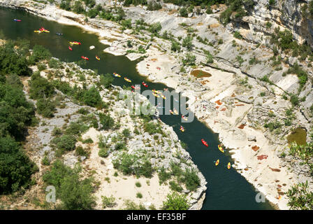 Kayak nelle Gorges de l'Ardèche Ardeche River Gorge, Provenza, Francia Foto Stock