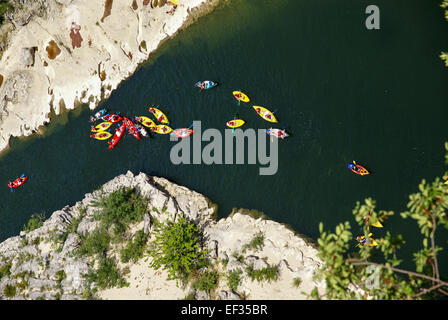 Kayak nelle Gorges de l'Ardèche Ardeche River Gorge, Provenza, Francia Foto Stock