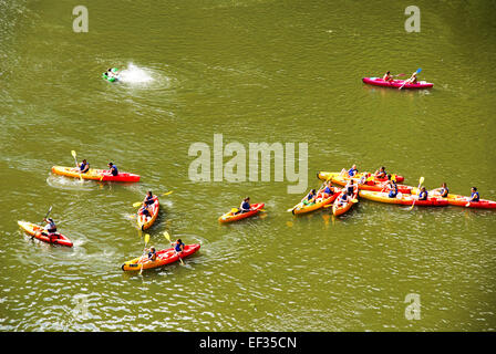 Kayak nelle Gorges de l'Ardèche Ardeche River Gorge, Provenza, Francia Foto Stock