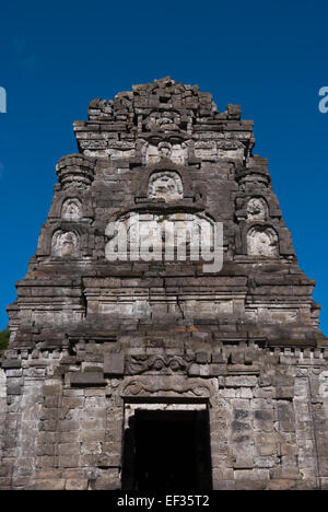 Tempio BIMA, antico tempio indù sull'altopiano di Dieng, che si trova amministrativamente a Batur, Banjarnegara, Giava Centrale, Indonesia. Foto Stock