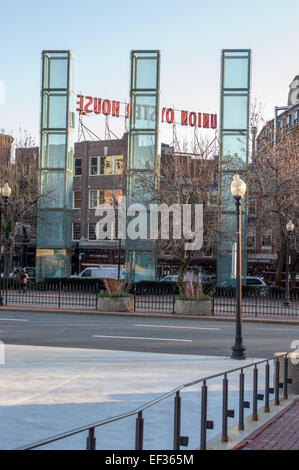 La torre di vetro di memorialGlass torri del Memoriale di Boston, Massachusetts con Union Oyster House in background Foto Stock