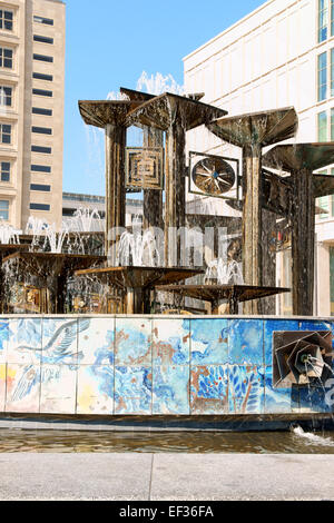 Berlino, Germania - 19 Aprile 2009: Alexanderplatz e la Fontana di Amicizia Internazionale nel centro di Berlino (Mitte), Germania Foto Stock