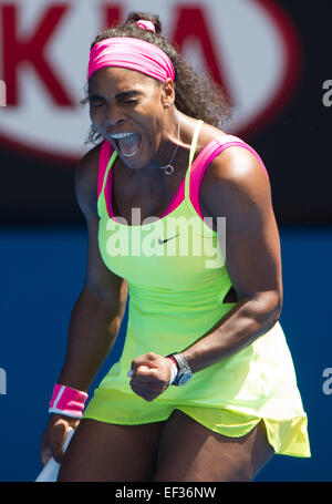 Melbourne, Australia. 26 gen, 2015. Serena Williams degli Stati Uniti reagisce durante il suo singolare femminile quarto round match contro Garbine Muguruza della Spagna a Australian Open di softball di Melbourne, Australia, Gennaio 26, 2015. Serena ha vinto 2-1. Credito: Bai Xue/Xinhua/Alamy Live News Foto Stock