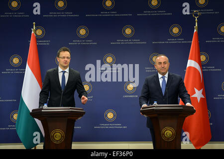 Ankara, Turchia. 26 gen, 2015. Il Ministro degli esteri turco Mevlut Cavusoglu (R) e visita ministro ungherese degli Affari Esteri e del commercio Peter Szijjarto tenere una conferenza stampa congiunta di Ankara, Turchia, a gennaio 26, 2015. © Mustafa Kaya/Xinhua/Alamy Live News Foto Stock