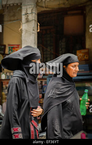 Donne che indossano niqab di Varanasi (India). Foto Stock