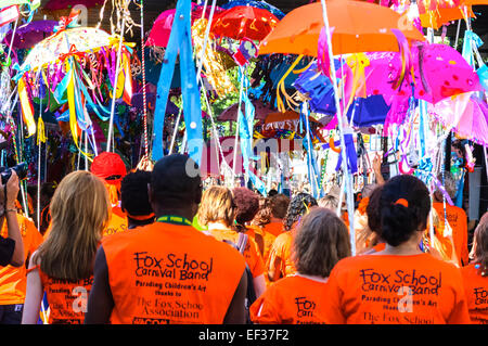 Londra, UK- 28 Agosto 2005: Fox banda di carnevale sfilate di carnevale 2005. Foto Stock