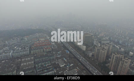 Hangzhou. 26 gen, 2015. Foto aeree prese a gennaio 26, 2015 mostra la nebbia avvolta centro di Hangzhou, a est della capitale cinese della Provincia di Zhejiang. La città è indice di qualità dell'aria (AQI) lettura a 14 p.m. Lunedì è stato 258. Molte parti della provincia rilasciato giallo e arancione avviso per lo smog lunedì. Credito: Xu Yu/Xinhua/Alamy Live News Foto Stock