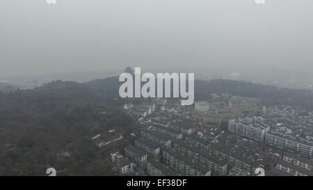 Hangzhou. 26 gen, 2015. Foto aeree prese a gennaio 26, 2015 mostra la nebbia avvolta centro di Hangzhou, a est della capitale cinese della Provincia di Zhejiang. La città è indice di qualità dell'aria (AQI) lettura a 14 p.m. Lunedì è stato 258. Molte parti della provincia rilasciato giallo e arancione avviso per lo smog lunedì. Credito: Xu Yu/Xinhua/Alamy Live News Foto Stock