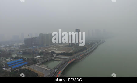 Hangzhou. 26 gen, 2015. Foto aeree prese a gennaio 26, 2015 mostra la nebbia avvolta centro di Hangzhou, a est della capitale cinese della Provincia di Zhejiang. La città è indice di qualità dell'aria (AQI) lettura a 14 p.m. Lunedì è stato 258. Molte parti della provincia rilasciato giallo e arancione avviso per lo smog lunedì. Credito: Xu Yu/Xinhua/Alamy Live News Foto Stock