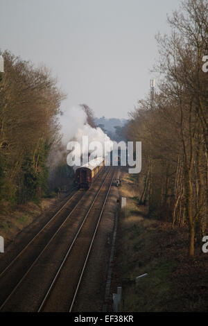 Belmond British Pullman diretto da 35028 Clan velocità di linea attraverso un Reigate taglio sulla sua ora di pranzo tour circolare del Surrey Foto Stock
