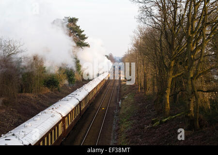 Belmond British Pullman diretto da 35028 Clan velocità di linea attraverso un Reigate taglio sulla sua ora di pranzo tour circolare del Surrey Foto Stock