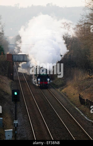 Belmond British Pullman diretto da 35028 Clan velocità di linea attraverso un Reigate taglio sulla sua ora di pranzo tour circolare del Surrey Foto Stock