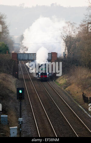 Belmond British Pullman diretto da 35028 Clan velocità di linea attraverso un Reigate taglio sulla sua ora di pranzo tour circolare del Surrey Foto Stock
