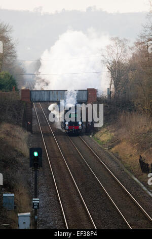 Belmond British Pullman diretto da 35028 Clan velocità di linea attraverso un Reigate taglio sulla sua ora di pranzo tour circolare del Surrey Foto Stock