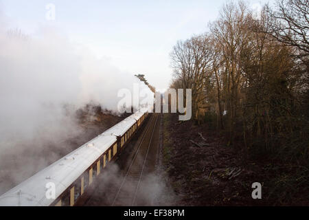 Belmond British Pullman diretto da 35028 Clan velocità di linea attraverso un Reigate taglio sulla sua ora di pranzo tour circolare del Surrey Foto Stock