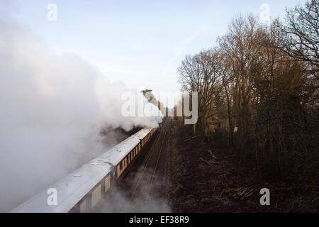 Belmond British Pullman diretto da 35028 Clan velocità di linea attraverso un Reigate taglio sulla sua ora di pranzo tour circolare del Surrey Foto Stock