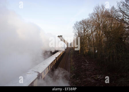 Belmond British Pullman diretto da 35028 Clan velocità di linea attraverso un Reigate taglio sulla sua ora di pranzo tour circolare del Surrey Foto Stock