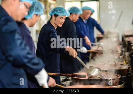 Hangzhou. 26 gen, 2015. Foto scattata a gennaio 26, 2015 mostra i lavoratori facendo Laba congee in Hangzhou, a est della capitale cinese della Provincia di Zhejiang. La Laba Festival, un Cinese tradizionale vacanza all'ottavo giorno del dodicesimo mese del calendario lunare, cadrà su 27 gennaio di quest'anno. È consuetudine in questo giorno per mangiare una speciale Laba congee, o otto tesoro porridge, usualmente realizzato con almeno otto ingredienti, che rappresentano persone di preghiere per il raccolto, di felicità e di pace. © Xu Yu/Xinhua/Alamy Live News Foto Stock