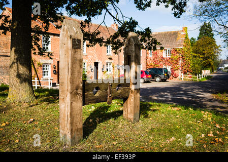 Vecchie scorte di legno sul verde villaggio in Keevil WILTSHIRE REGNO UNITO Foto Stock