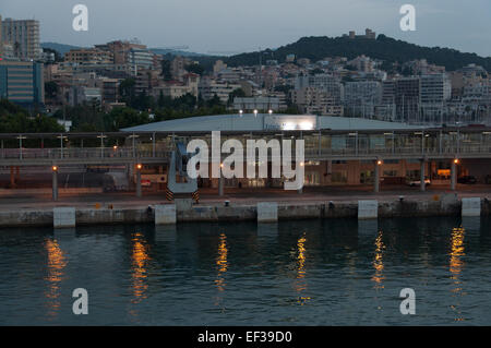 Estacio Maritimo come traghetto da Barcellona arriva nel porto di Palma all alba del 14 luglio 2012. Foto Stock