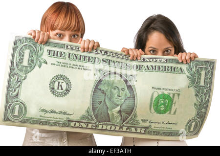 Due donne spiata da dietro oversized dollaro Foto Stock