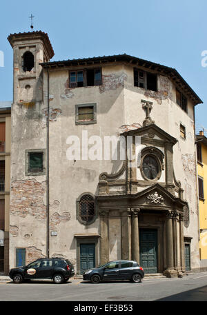 Questa fotografia cattura la bellezza paesaggistica di *Santa Caterina* a Lucca, Italia, scattata nel luglio 2012. Conosciuta per la sua architettura storica e i suoi splendidi paesaggi, Lucca è una delle città medievali più affascinanti e ben conservate d'Italia. Foto Stock